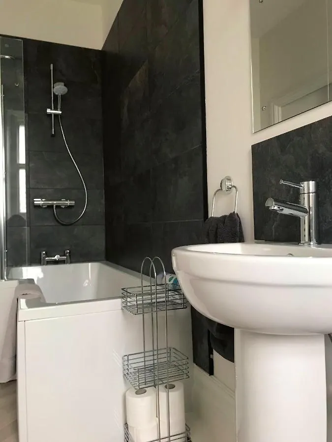 בורנמות' April Lodge The Chine- A Spacious Studio Close To The Beach-Parking-Perfect For Couples- Professionals-Contractors דירה