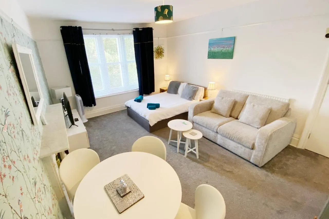 דירה בורנמות' April Lodge The Chine- A Spacious Studio Close To The Beach-Parking-Perfect For Couples- Professionals-Contractors בריטניה